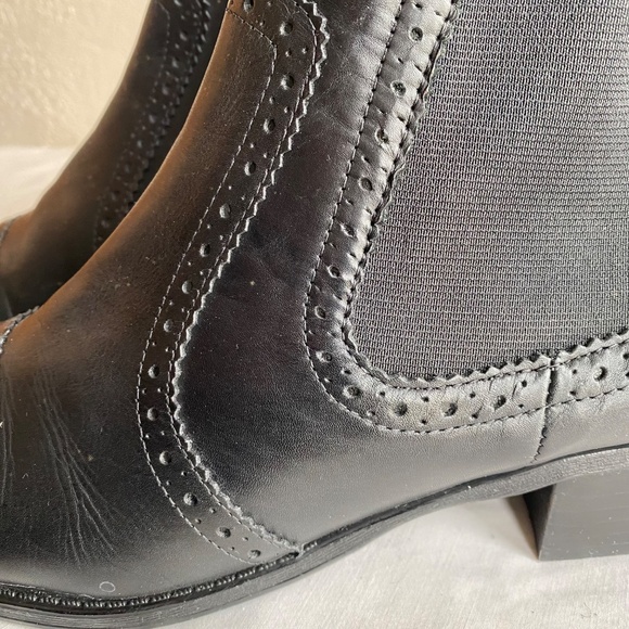Like new Tommy Hilfiger black cap toe Chelsea booties with brogue details Sz 9 - Picture 6 of 8